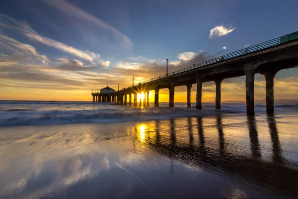 Longa Exposição Tiro Céu Colorido Nuvens Sobre Manhattan Beach Pier — Fotografia de Stock