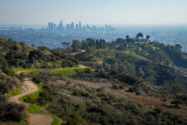 Los Angeles şehir merkezi Los Angeles, Kaliforniya 'da, Mount Hollywood Patikası' ndan Griffith Gözlemevi 'nin göz kamaştırıcı manzarası.