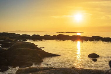 gün batımında kayalık sahil