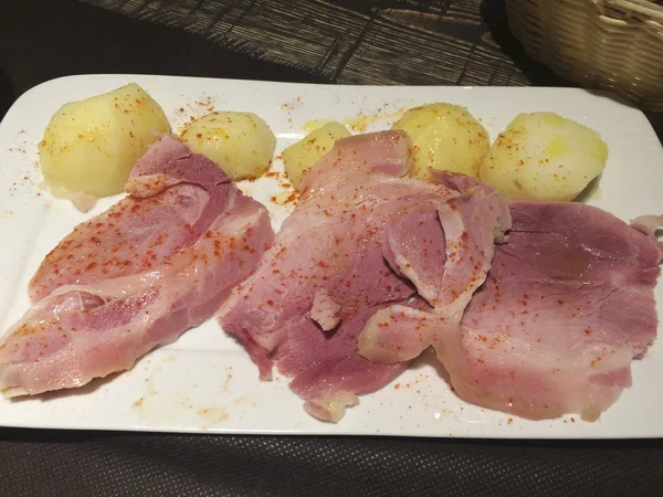 Varkensvlees schouder met aardappelen — Stockfoto