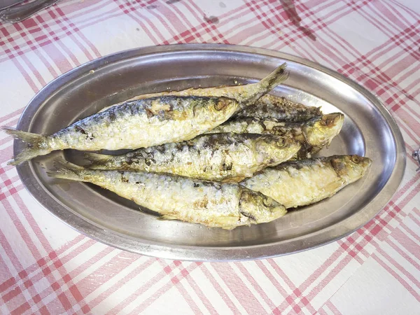 Gegrilde sardines geserveerd op een metalen dienblad — Stockfoto