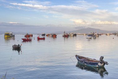 barcos de pesca anclado