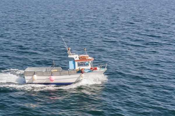 Fishing boat sailing — Stock Photo, Image