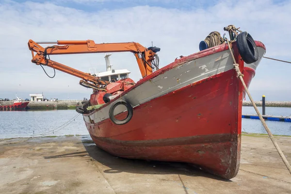 Красная лодка с землекопом — стоковое фото
