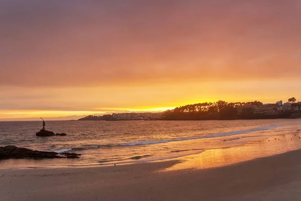 Puesta de sol roja sobre la playa de Silgar —  Fotos de Stock