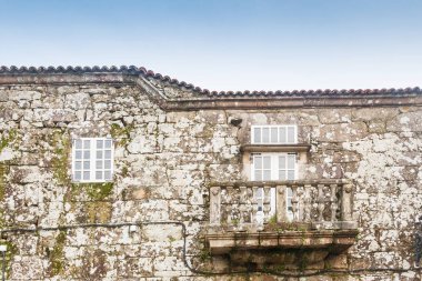 Balconiy ve papaz penceresinde