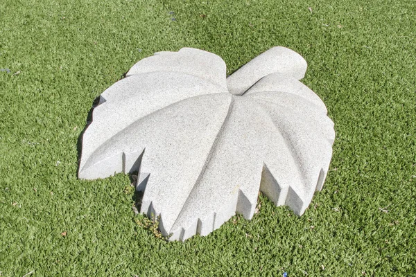 Vine leaf sculpture — Stock Photo, Image