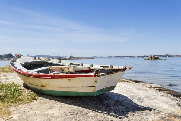 Βάρκα με πάνω από ένα βράχο — Φωτογραφία Αρχείου