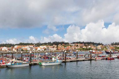 İskeleye demirlemiş tekneler