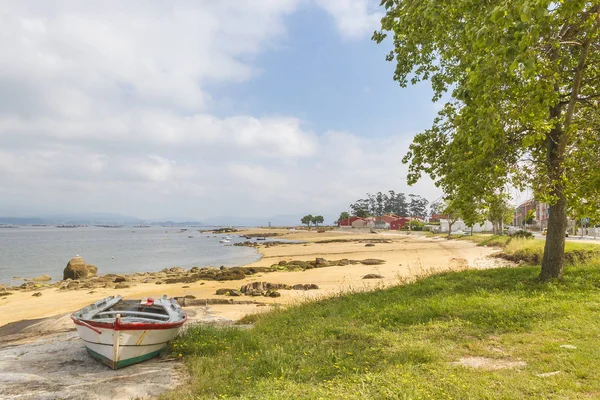 Barco de pesca en la playa Branha —  Fotos de Stock