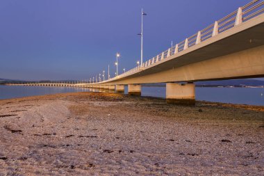 gece karanlığında köprü