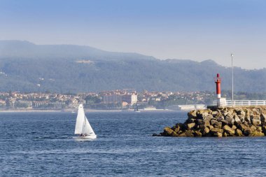 Yelkenli ve deniz feneri