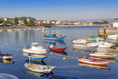 Cangas limanındaki balıkçı tekneleri