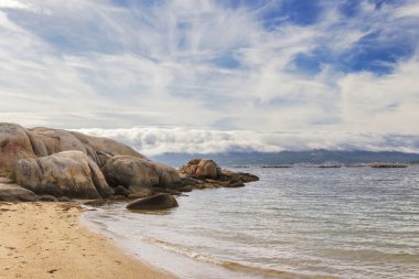 Aguiuncho plaj sahil kayalar