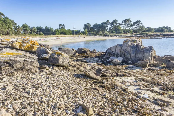 Skały i tutejszym beach — Zdjęcie stockowe