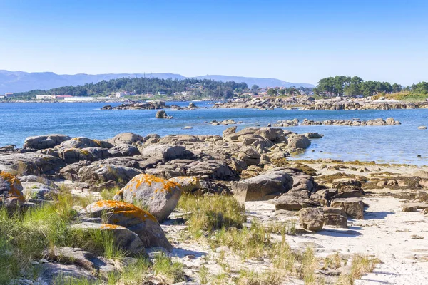 Costa rocciosa dell'isola di Arousa — Foto Stock