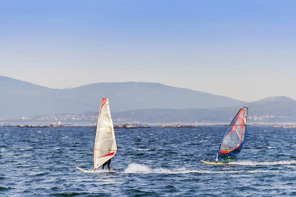 在 Arousa 河口两个玩帆板 — 图库照片