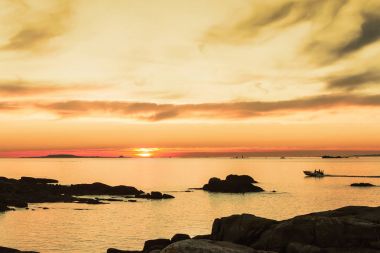 Balıkçı teknesi batarken gezinme