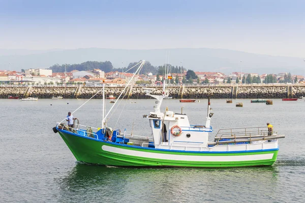 Barco de pesca verde no porto — Fotografia de Stock