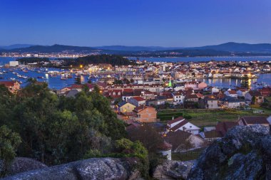 Illa de Arousa panoramik gece görünümü