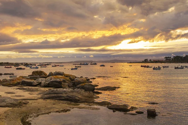 Coucher de soleil nuageux sur la plage d'Abilleira — Photo