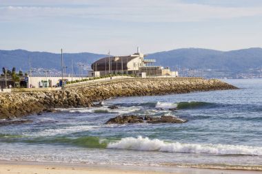 Dalgalar Silgar kumsalda kırma