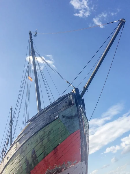 Oude houten zeilboot — Stockfoto