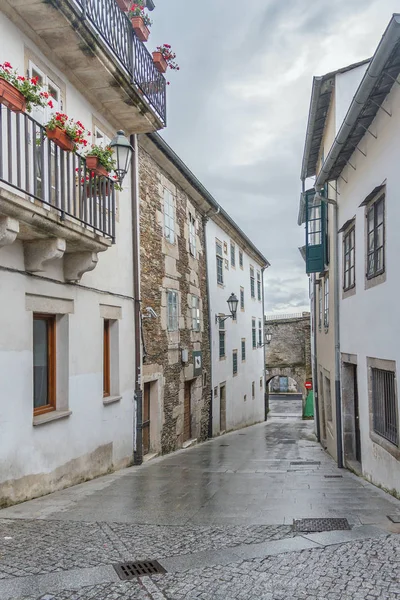 在 Lugo 历史性城市街头的湿 — 图库照片