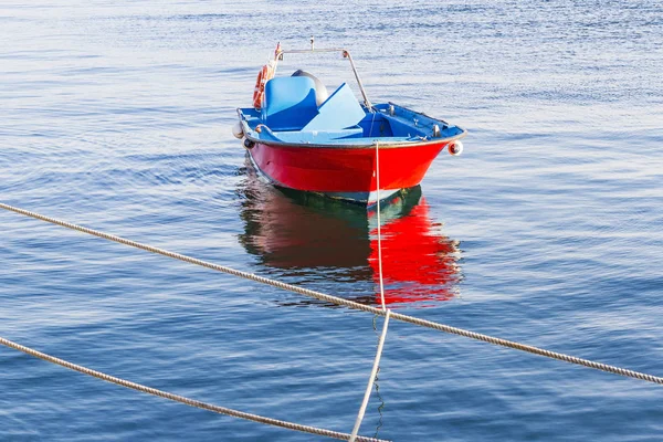 Röda och blå fiskebåt — Stockfoto