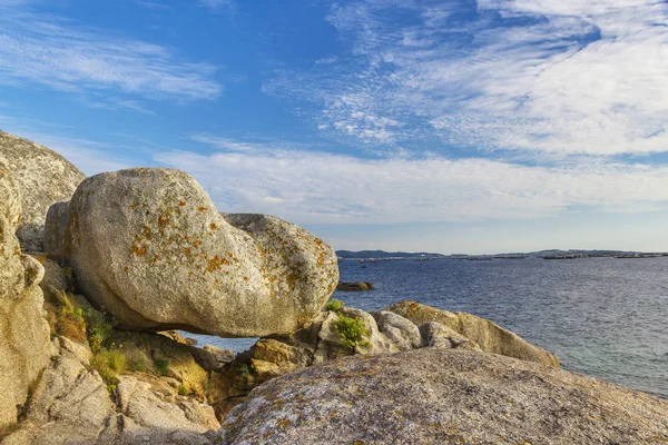 Oblé skály na pobřeží — Stock fotografie