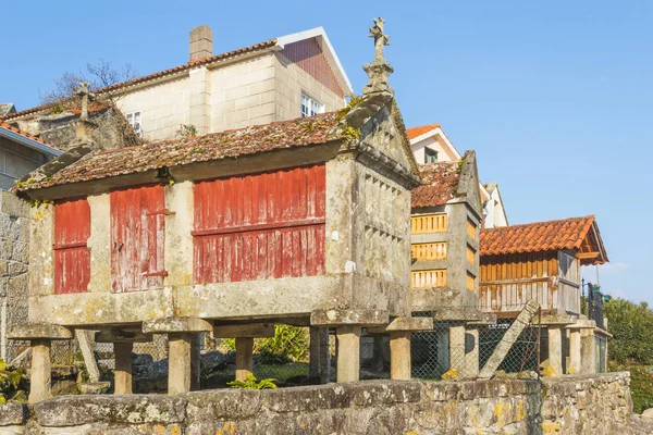 Üç tipik ahırda Combarro