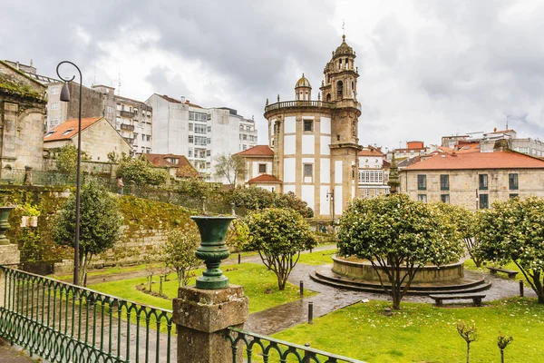 Peregrina Iglesia Virgen y jardín — Foto de Stock