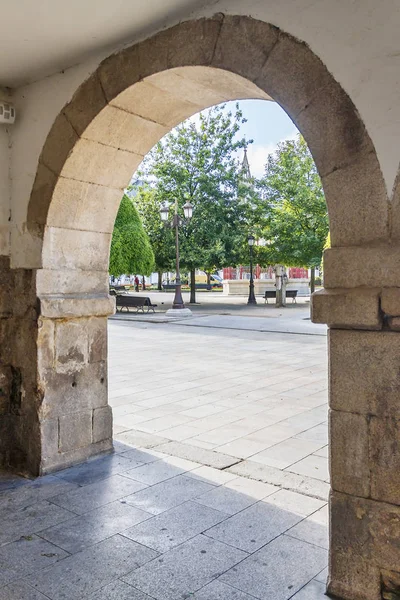 Plaza Maior debajo de un arco — Foto de Stock