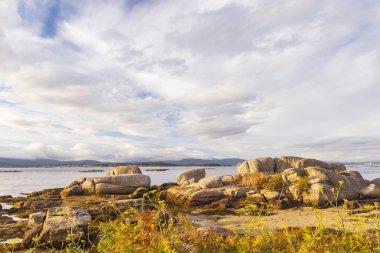 Kayalar ve bulutlar deniz kenarı