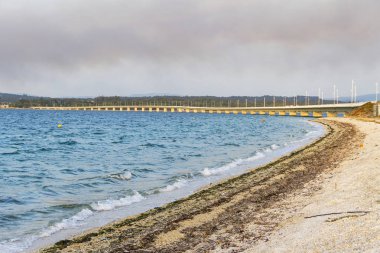 Orman yangını duman köprünün üzerinde