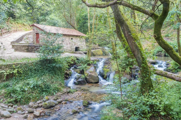 Vattenkvarn och kaskad — Stockfoto