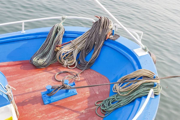 Ligplaats touwen op boot boog — Stockfoto