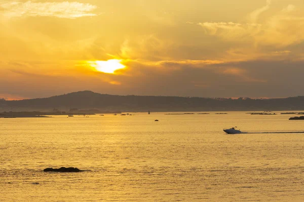 Altın günbatımında yelken