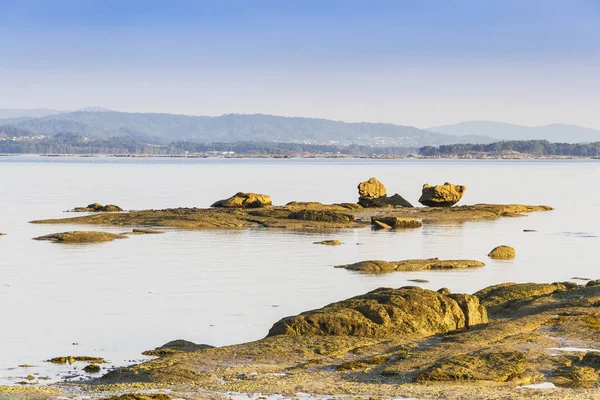 Rocas costeras en el mar —  Fotos de Stock