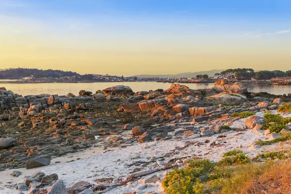 Rocas costeras al atardecer — Foto de Stock