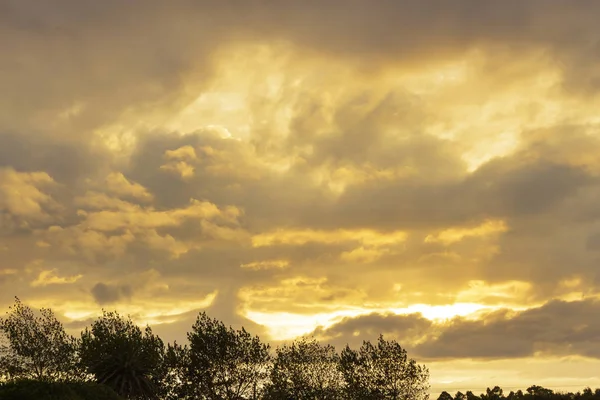 Stormiga moln vid solnedgången — Stockfoto