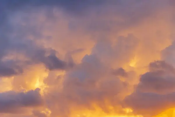 Cumulusmoln vid solnedgången — Stockfoto
