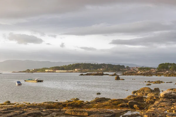 Línea costera de la isla de Arousa — Foto de Stock