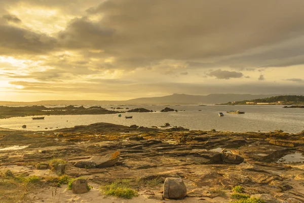 Pobřeží ostrova Arousa při západu slunce — Stock fotografie