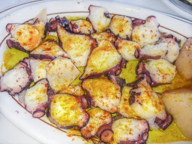 Ahtapot adil sos üzerinde