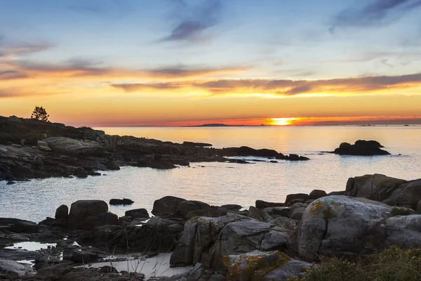 gün batımında kayalık sahil