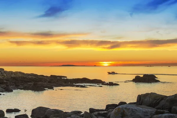 Rotsachtige kustlijn bij zonsondergang — Stockfoto