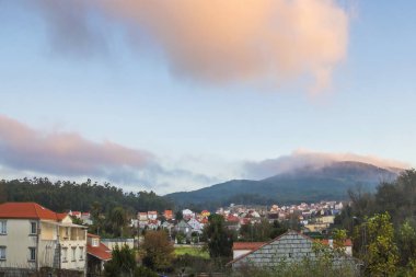 Guillan Köyü ve Curota Dağı şafak