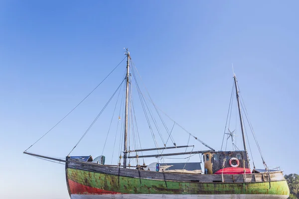 Vecchia barca a vela verde — Foto Stock