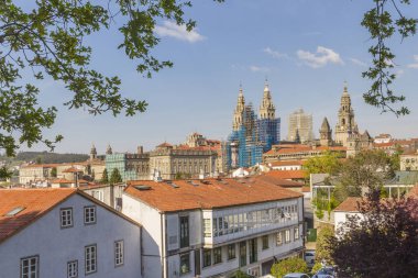Meşe ormanından Santiagro de Compostela Katedrali